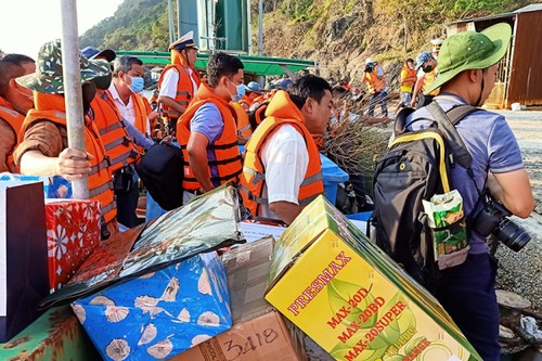 Naval Zone 5 officers pay Tet visit to Hon Doc island, Kien Giang  - ảnh 1