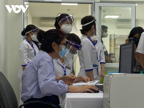 Vietnam begins COVID-19 vaccinations  - ảnh 2