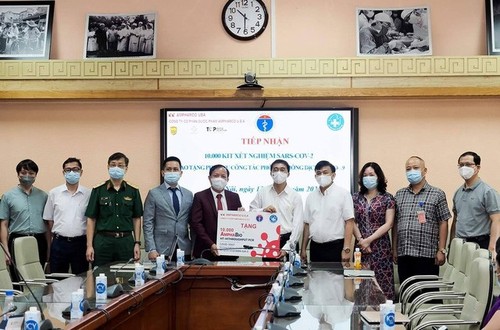 Pharmaceutical company donates 10,000 COVID-19 test kits - ảnh 1