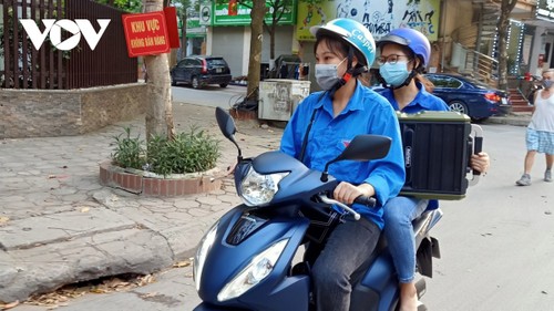 Volunteers brave dangers on Covid-19 frontline  - ảnh 3