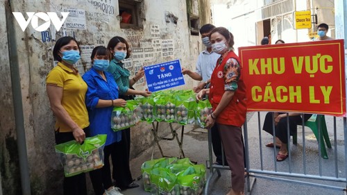 Volunteers brave dangers on Covid-19 frontline  - ảnh 2