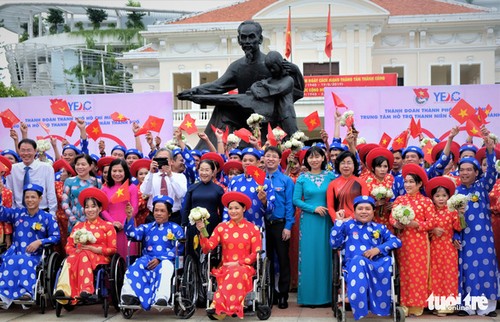 100 worker couples tie the knot on National Day - ảnh 1