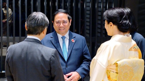 Prime Minister meets Japanese Emperor and Empress - ảnh 1