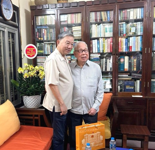 President visits, congratulates veteran journalists - ảnh 2