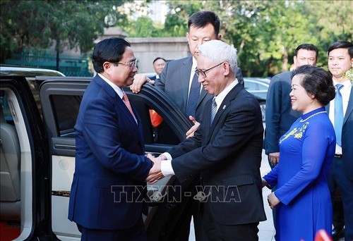 Prime Minister meets staff of Vietnamese representative agencies in China - ảnh 1