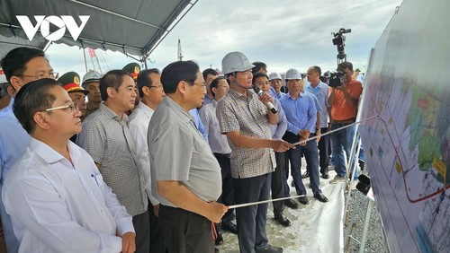 PM inspects Chau Doc-Can Tho-Soc Trang expressway  - ảnh 1