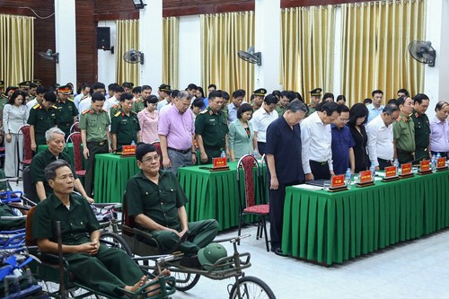 President To Lam visits war invalids in Thuan Thanh  - ảnh 1