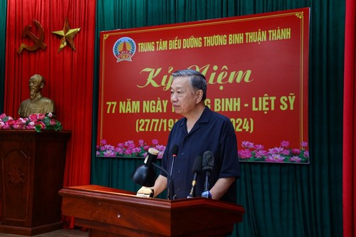 President To Lam visits war invalids in Thuan Thanh  - ảnh 2