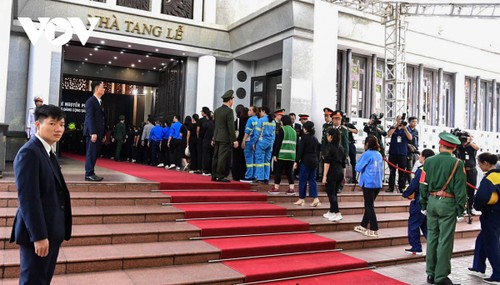 Crowds queue in Hanoi, HCMC to pay respects to General Secretary Nguyen Phu Trong  - ảnh 1