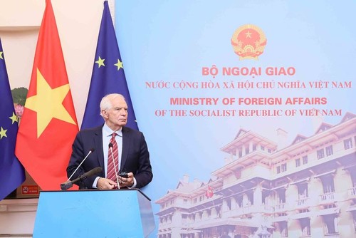 EU wants to upgrade ties with Vietnam, EC vice president tells reporters  - ảnh 1