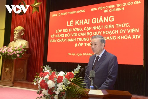 Party chief and President calls cadre work the root of all work - ảnh 1