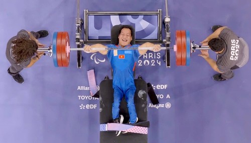 Weightlifter Le Van Cong clinches Vietnam's first medal at Paralympic Games Paris 2024 - ảnh 1