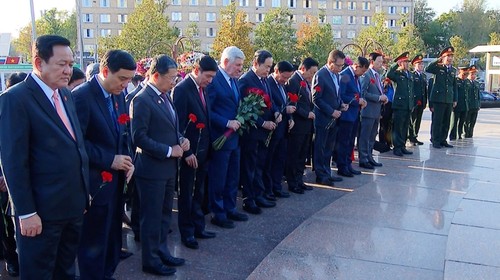 NA Chairman lays flowers at Ho Chi Minh Monument, meets Vietnamese in Moscow - ảnh 1