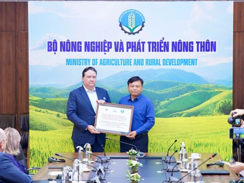 Vietnam receives 15 million USD, 200 tons of supplies from foreign organizations, embassies - ảnh 1