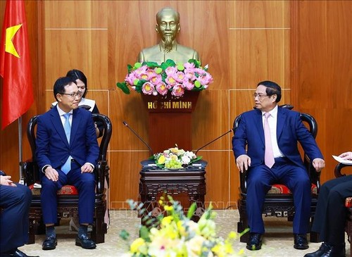 PM meets leaders of foreign groups investing in Vietnam - ảnh 1