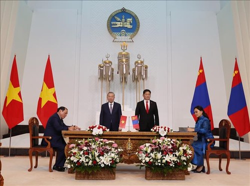 Vietnamese, Mongolian leaders witness signing of cooperation agreements, enjoy art  - ảnh 2