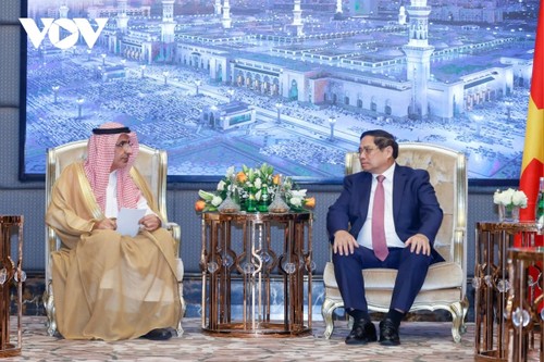 PM meets leaders of Saudi Agricultural and Livestock Investment Company   - ảnh 1