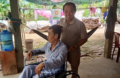 Vinh Long man passionate about refurbishing wheelchairs for charity  - ảnh 1