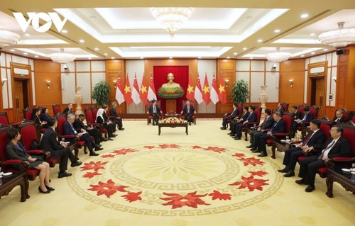 Vietnam’s key leaders meet visiting Singaporean PM  - ảnh 2