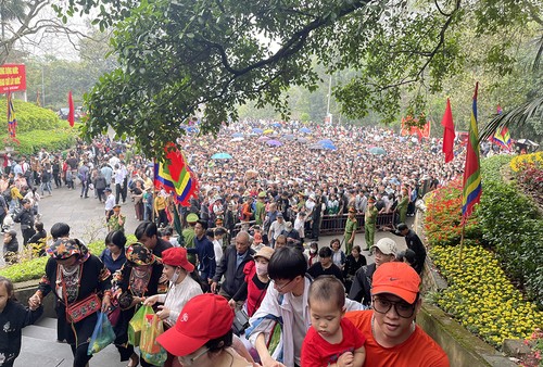 Vietnamese commemorate Hung Kings, legendary founders of nation  - ảnh 1