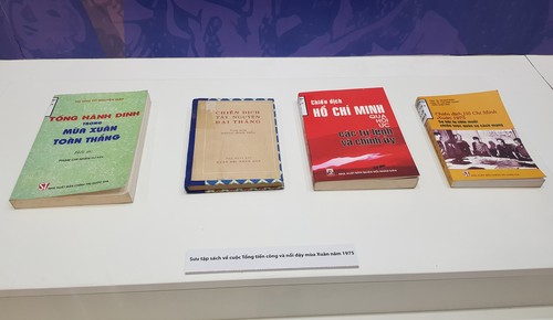 Exhibition “Country full of joy” celebrates national reunification - ảnh 3