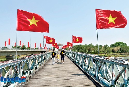 Hien Luong Bridge, which divided Vietnam into North and South, now a destination of peace aspiration - ảnh 1
