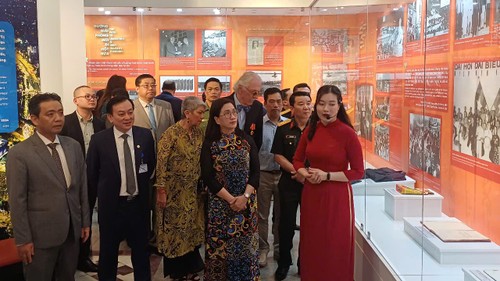 Exhibition “Country full of joy” celebrates national reunification - ảnh 2