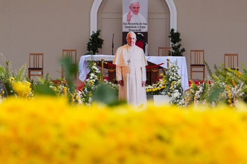 Pope Francis laid to rest in Rome after Vatican funeral mass - ảnh 1