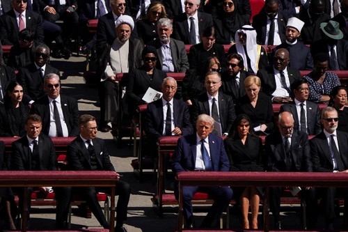 Pope Francis laid to rest in Rome after Vatican funeral mass - ảnh 2