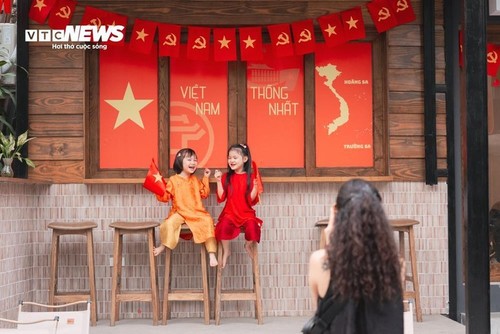 Hanoians and visitors eager to celebrate national reunification  - ảnh 2