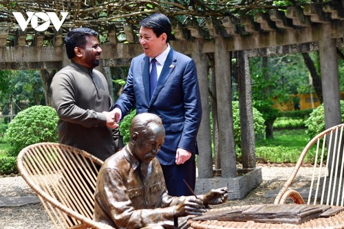 Vietnamese, Sri Lankan leaders visit President Ho Chi Minh Relic Site - ảnh 1