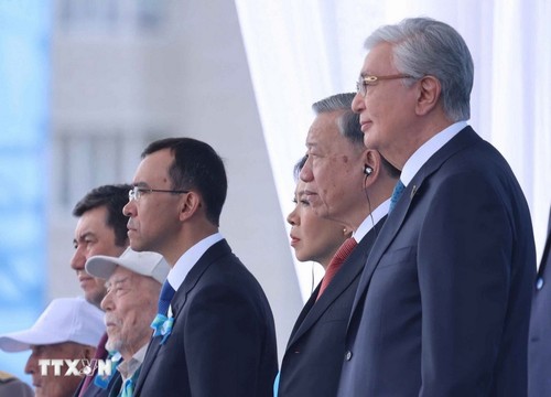 Party leader watches military parade marking 80 years of Victory over Fascism in Kazakhstan - ảnh 1