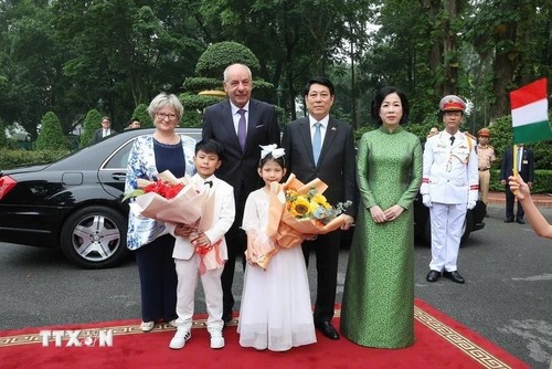Hungarian President and his wife conclude Vietnam visit  - ảnh 1