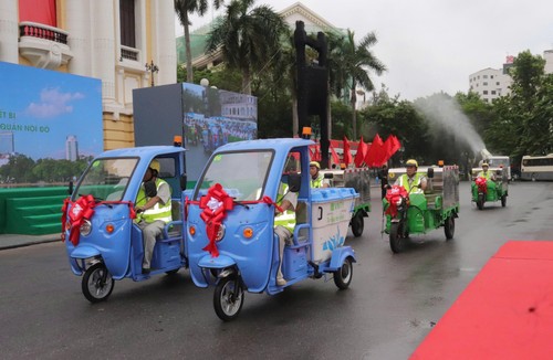 Hanoi operates 100 modern environmental sanitation vehicles  - ảnh 1