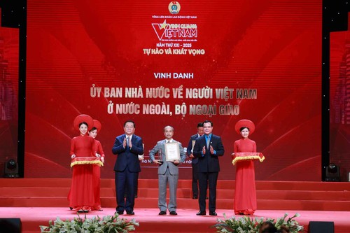 19 groups, individuals honored as exemplary workers, entrepreneurs - ảnh 1