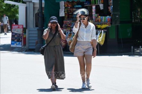 Extreme heatwave hits Europe - ảnh 1