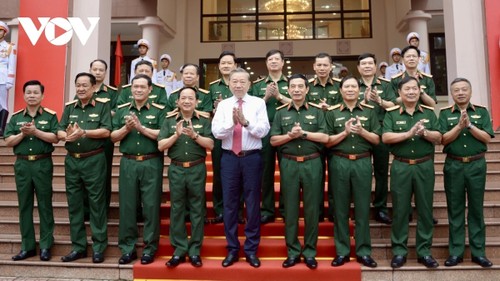 Party chief orders army to develop high-quality human resources   - ảnh 1