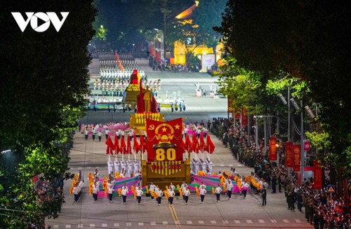 Troops, civilians rehearse second time for National Day parade - ảnh 1