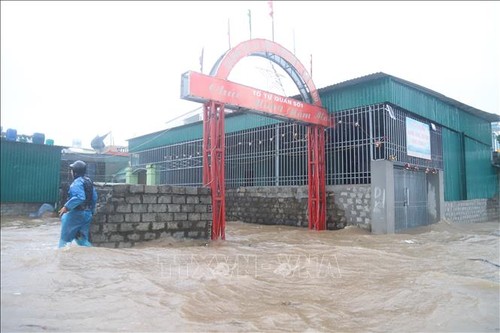3 killed, 10 injured as typhoon Kajiki sweeps through north-central Vietnam  - ảnh 1