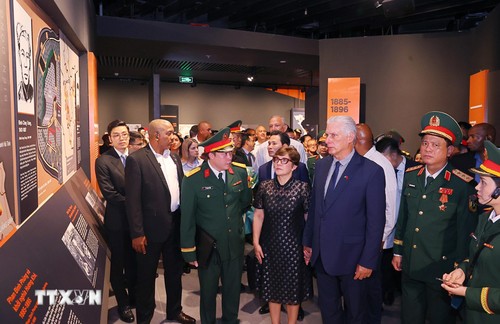 Cuba’s top leader visits Vietnam Military History Museum - ảnh 1