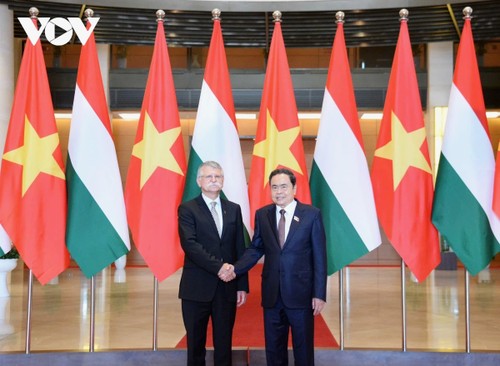 NA Chairman holds talks with Hungarian NA Speaker  - ảnh 1