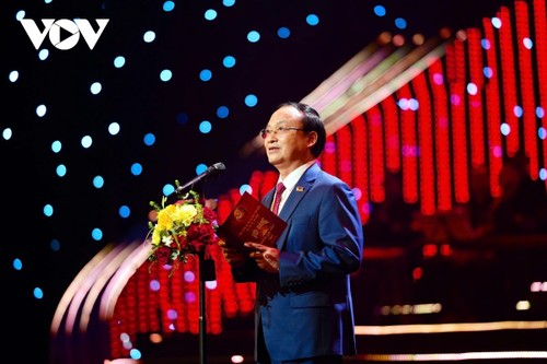 Special art program highlights unwavering faith and love for the Party  - ảnh 1