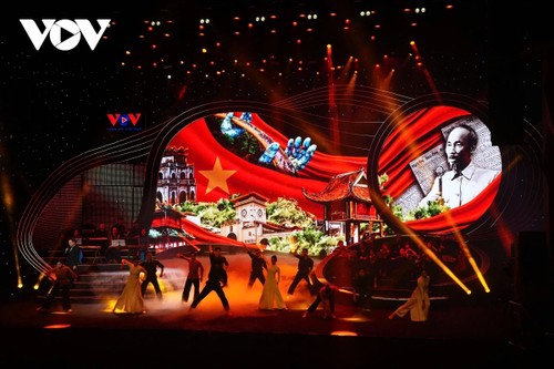 Special art program highlights unwavering faith and love for the Party  - ảnh 2