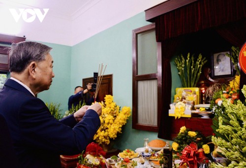 Party chief offers incense in tribute to Vietnam’s ancestors, President Ho Chi Minh  - ảnh 2