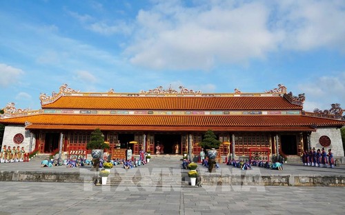 Hue Imperial Citadel rings in Year of the Horse with fireworks, rituals  - ảnh 1