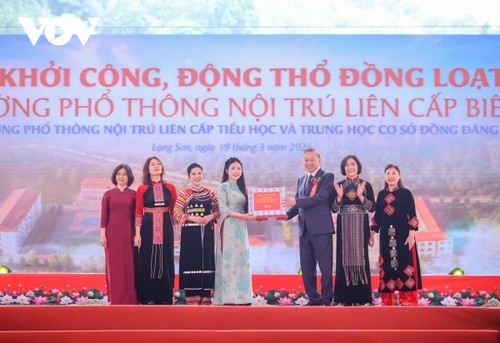 Schools in border areas are places where locals entrust their dreams, says Party leader - ảnh 3