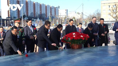 PM lays flowers in tribute to President Ho Chi Minh in Moscow  - ảnh 2