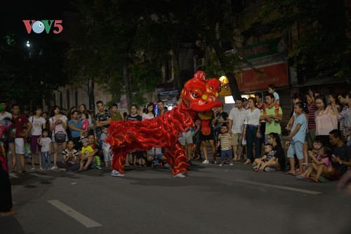 河内市民和游客心中的还剑湖步行街 - ảnh 4