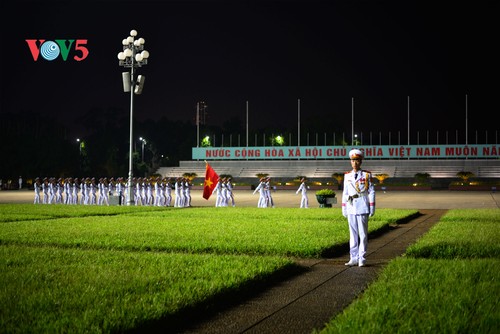 河内市巴亭广场上的升降旗仪式 - ảnh 2