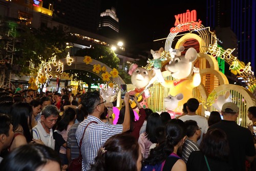 胡志明市阮惠花街吸引众多游客 - ảnh 1